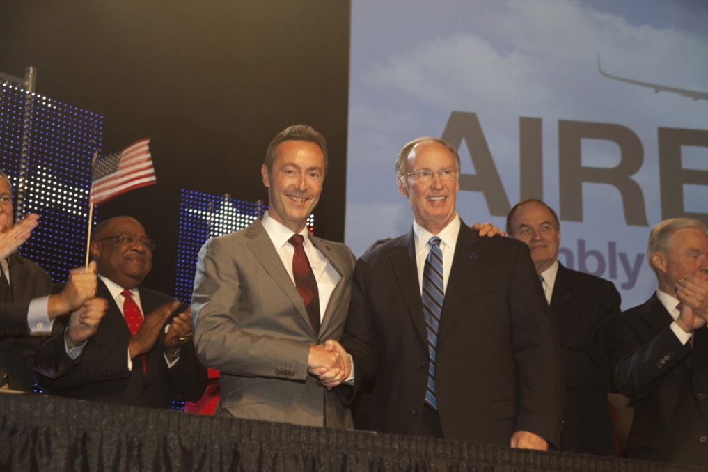 Airbus President & CEO Fabrice Brégier (at left) and Alabama Governor Robert Bentley pose for international journalists during the 2 July 2012 event announcing the new A320 Family jetliner production facility in Mobile, Alabama. (Photo by Airbus)