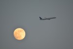 Gorgeous United 757 passing the moon. (Photo by Woz)