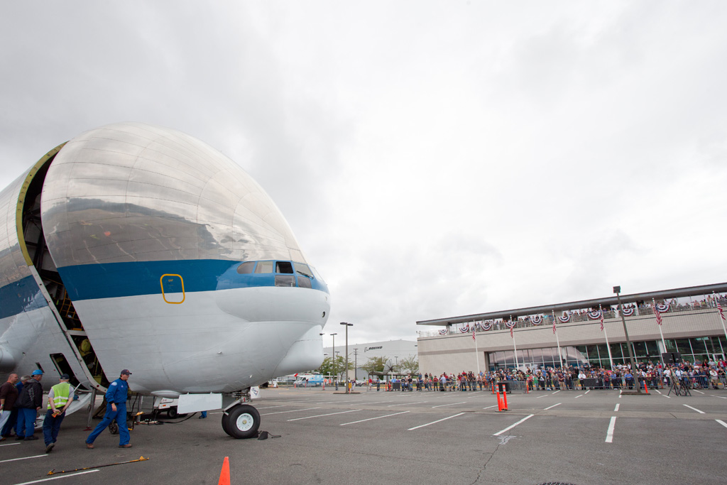 Super Guppy opens its nose. (Photo by Liem Bahneman/NYCAviation)