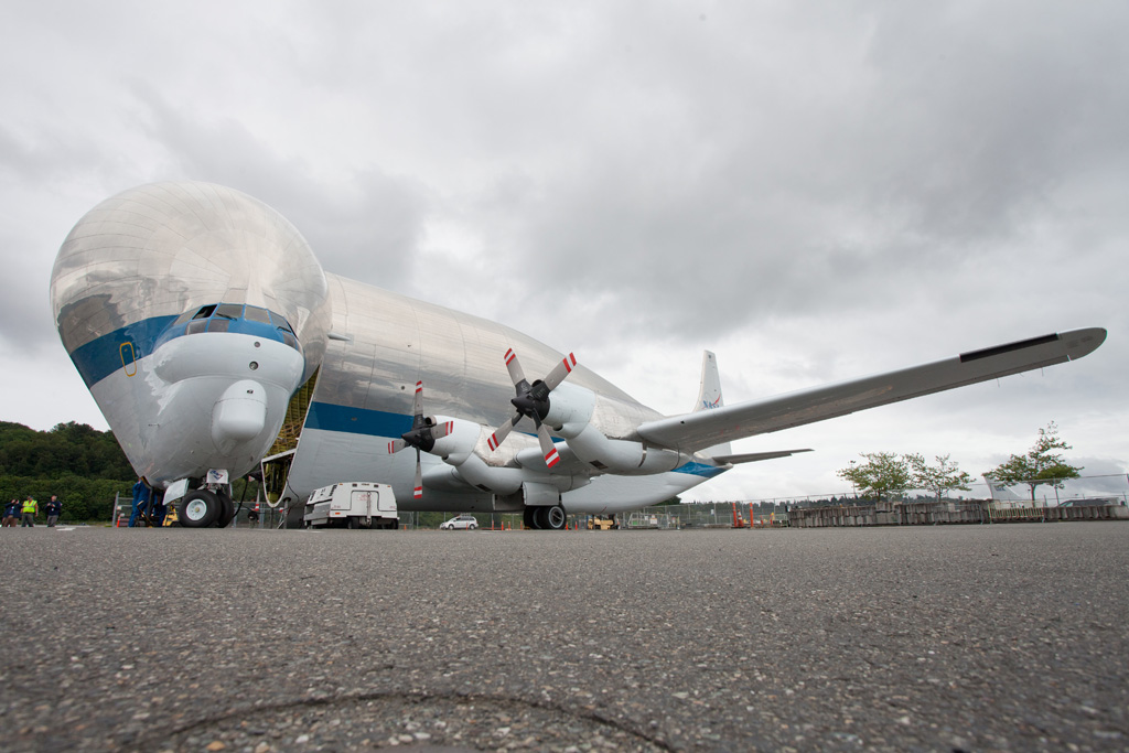 Super Guppy with its nose wide open. (Photo by Liem Bahneman/NYCAviation)