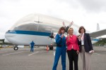 NASA astronauts Janet Kavandi and Bonnie Dunbar pose in front of the Super Guppy with Washington Governor Chris Gregoire. (Photo by Liem Bahneman/NYCAviation)