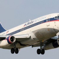 One of Delta's now-retired 737-200s, N317DL, on approach to LaGuardia