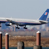 A United Airlines 757 (N507UA) seen here completing the Expressway Visual 31 approach. (Photograph by Matt Molnar)