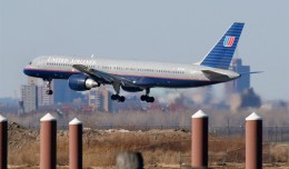 A United Airlines 757 (N507UA) seen here completing the Expressway Visual 31 approach. (Photograph by Matt Molnar)