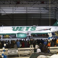 Jet Blue's New York Jets paint scheme on an Airbus A320 (N746JB). (Photo by Eric Dunetz)