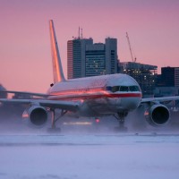 American 757 braving dusty snow in Boston. (Photo by Ron Stella)