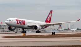 TAM Brasil Airbus A330-200 (PT-MVB) touches down in Miami
