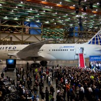 This is not the first 787 United Airlines will receive, but a later one temporarily decorated in United colors for a visit from President Barack Obama. It does provide an idea of what the final product will look like. (Photo by Jeremy Dwyer-Lindgren / NYCAviation)