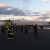 Delta MD-90 sits on taxiway after evacuated passengers. (Photo courtesy http://www.kevindavisphotos.com/)