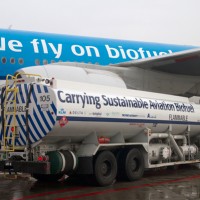 A thirsty Boeing 777 takes on some biofuel before a marathon across the Atlantic Ocean. #LATFH