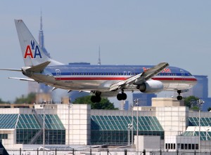 An American Airlines 737-800 lands at LGA (Photo: Phil Derner)