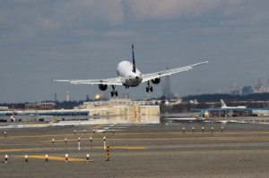 A JetBlue A320 lands in a stiff crosswind at New York's John F. Kennedy International Airport. Shown here is the hybrid crab/sideslip technique. (Source: Ben Granucci, NYCAviation)