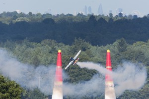 Challenger Class Ben Murphy (GBR) turning after gate 2 with the London Skyline and a Heathrow arrival visible in the distance.