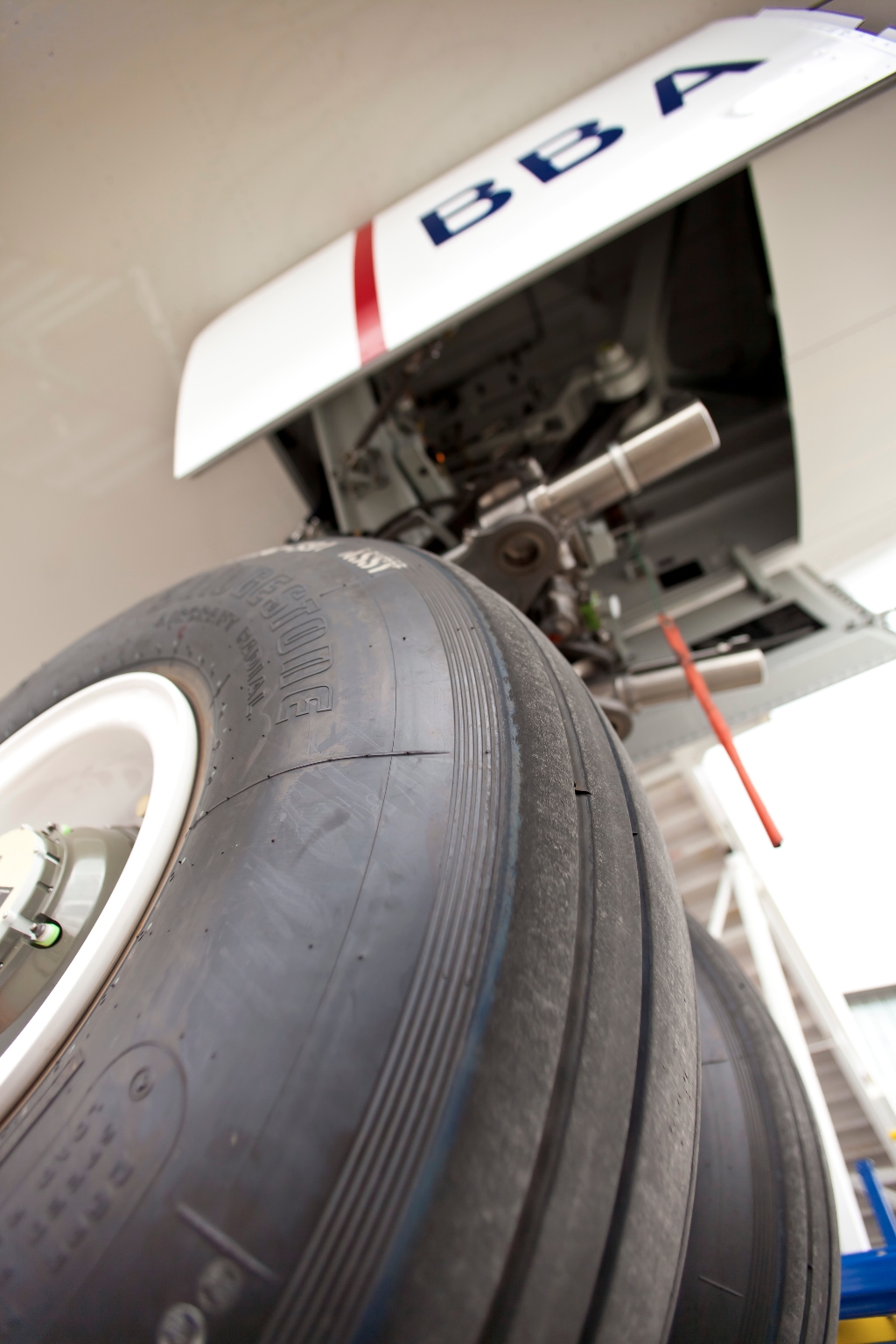 Nose landing gear of LAN's first Boeing 787-8 Dreamliner. (Photo by Dan King/NYCAviation)