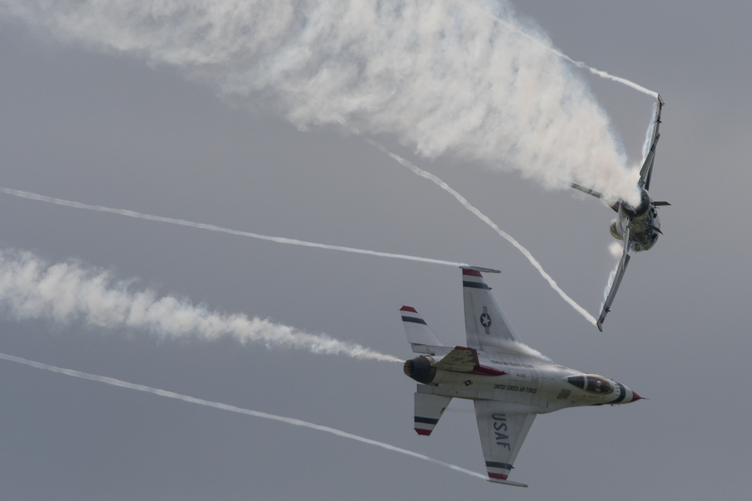 Thunderbirds solos performing a crossover break at show center