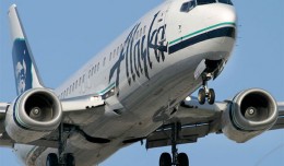 An Alaska Airlines 737-400 (N772AS) on final approach to LAX. (Photo by Phil Derner)