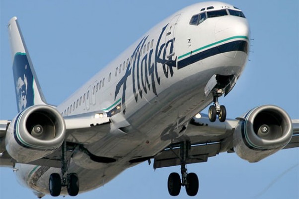 An Alaska Airlines 737-400 (N772AS) on final approach to LAX. (Photo by Phil Derner)