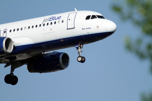 JetBlue Airbus A320 N605JB on final approach to JFK Airport in New York by Matt Molnar