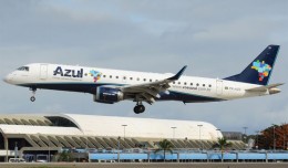 Photo of the Day: An Azul Embraer E-190 PR-AZD on very short final for Salvador da Bahia, Brazil