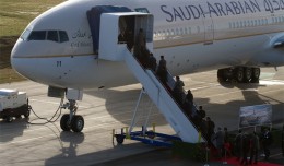 Saudi and Boeing officials climb aboard the new plane, Boeing 777-300ER HZ-AK11