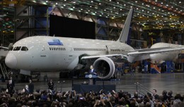 President Barack Obama speaks in front of a Boeing 787 assembly line. (Photo by Jeremy Dwyer-Lindgren/NYCAviation)