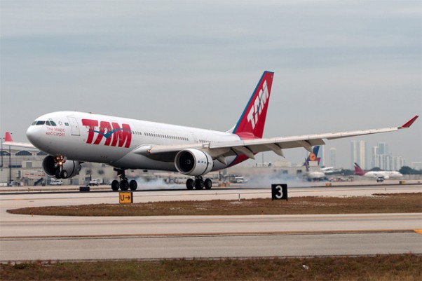 TAM Brasil Airbus A330-200 (PT-MVB) touches down in Miami