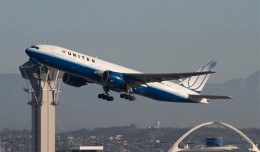 United's Boeing 777-200ER (N768UA) service to Narita takes off from LAX's Runway 25R. (Photo by Brian Gershey)