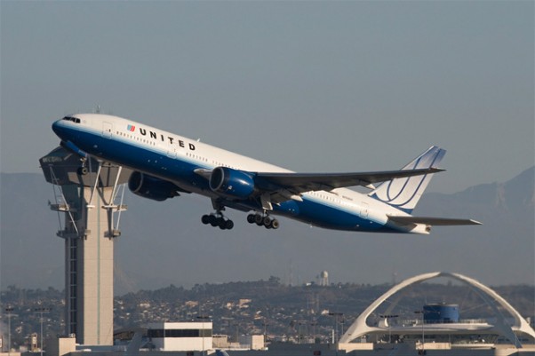 United's Boeing 777-200ER (N768UA) service to Narita takes off from LAX's Runway 25R. (Photo by Brian Gershey)