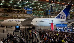 This is not the first 787 United Airlines will receive, but a later one temporarily decorated in United colors for a visit from President Barack Obama. It does provide an idea of what the final product will look like. (Photo by Jeremy Dwyer-Lindgren / NYCAviation)