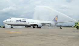 Lufthansa's first Boeing 747-8 Intercontinental (D-ABYA) receives a water cannon salute upon arrival at Washington Dulles. (Photo by Cary Liao/NYCAviation)
