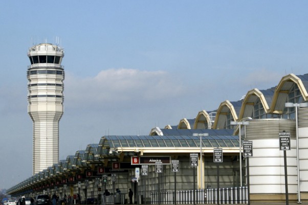 Reagan National Airport control tower. (Photo by dbking via Wikimedia Commons, CC BY)