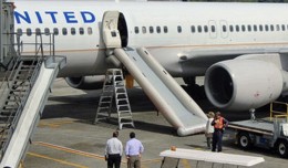 United 757 with slide deployed. (Photo by Bob Sullivan, NBC News, via KING5)