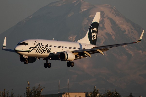 A clear day in Seattle allows distant Mt. Rainier to make an appearance behind an Alaska Airlines Boeing 737-700 (N626AS) approaching SeaTac. (Photo by Brandon Farris)