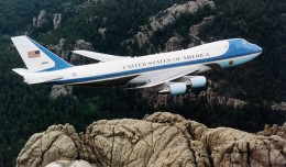 A US Air Force Boeing VC-25 (SAM 29000) flies over Mount Rushmore. (Photo by US Air Force)