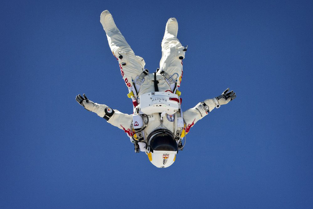 fordøjelse bue Nybegynder Live Video: Felix Baumgartner Red Bull Stratos Skydive From Space