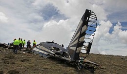 Wreckage of the South African Air Force C-47 that crashed in the Drakensberg mountain range. (Photo by BNO NEWS / NETCARE 911)