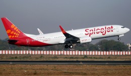 A SpiceJet Boeing 737-900ER (VT-SGD) seen taking off. (Photo by Nisarg Vyas via wikimedia)
