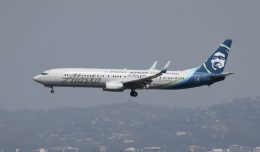 An Alaska Airlines 737 wearing a special livery descends on LAX, as seen from the H Overlook